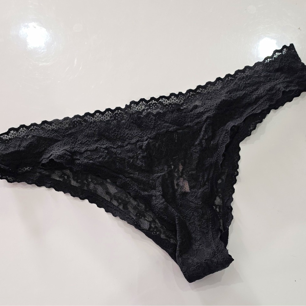 L Victoria's Secret Low-Rise Cheekini Lace Cheeky Panties Black